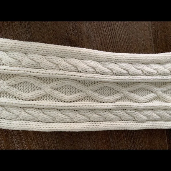 Elegant Cream Cable Knit Scarf - Picture 4 of 6